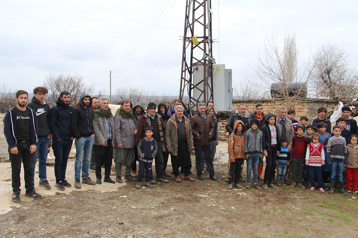 Borçlarını ödeyemeyen abonelerden dolayı tüm köylülerin elektriği kesildi