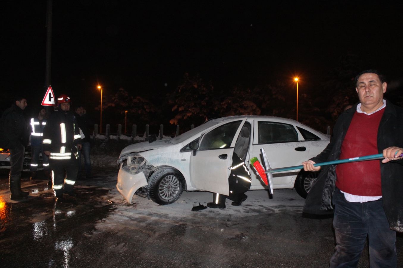 Buzlanan yolda zincirleme kaza: 5 yaralı 
