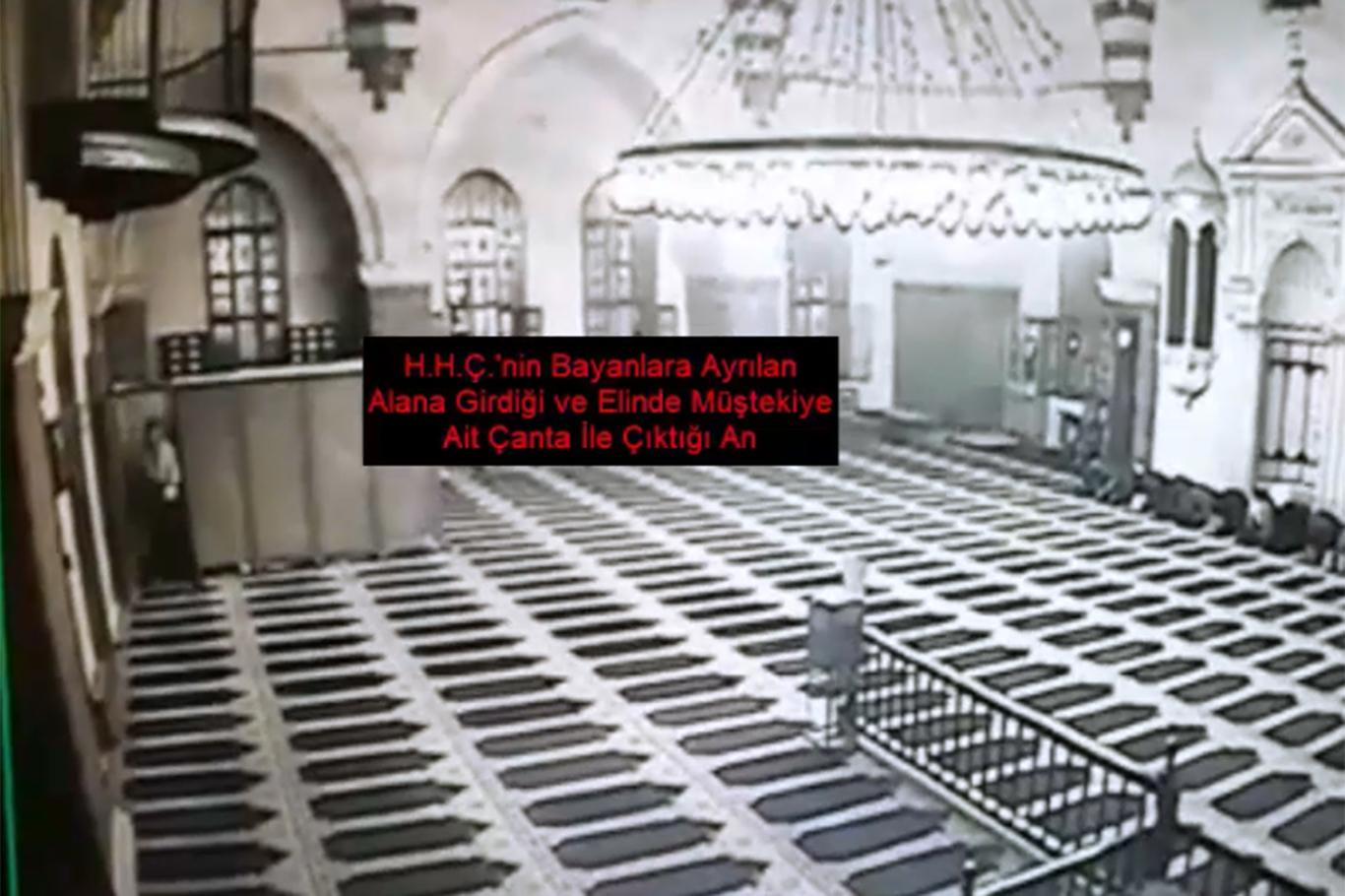 Camide namaz kılan turistin çantasını çalan şüpheliler yakalandı