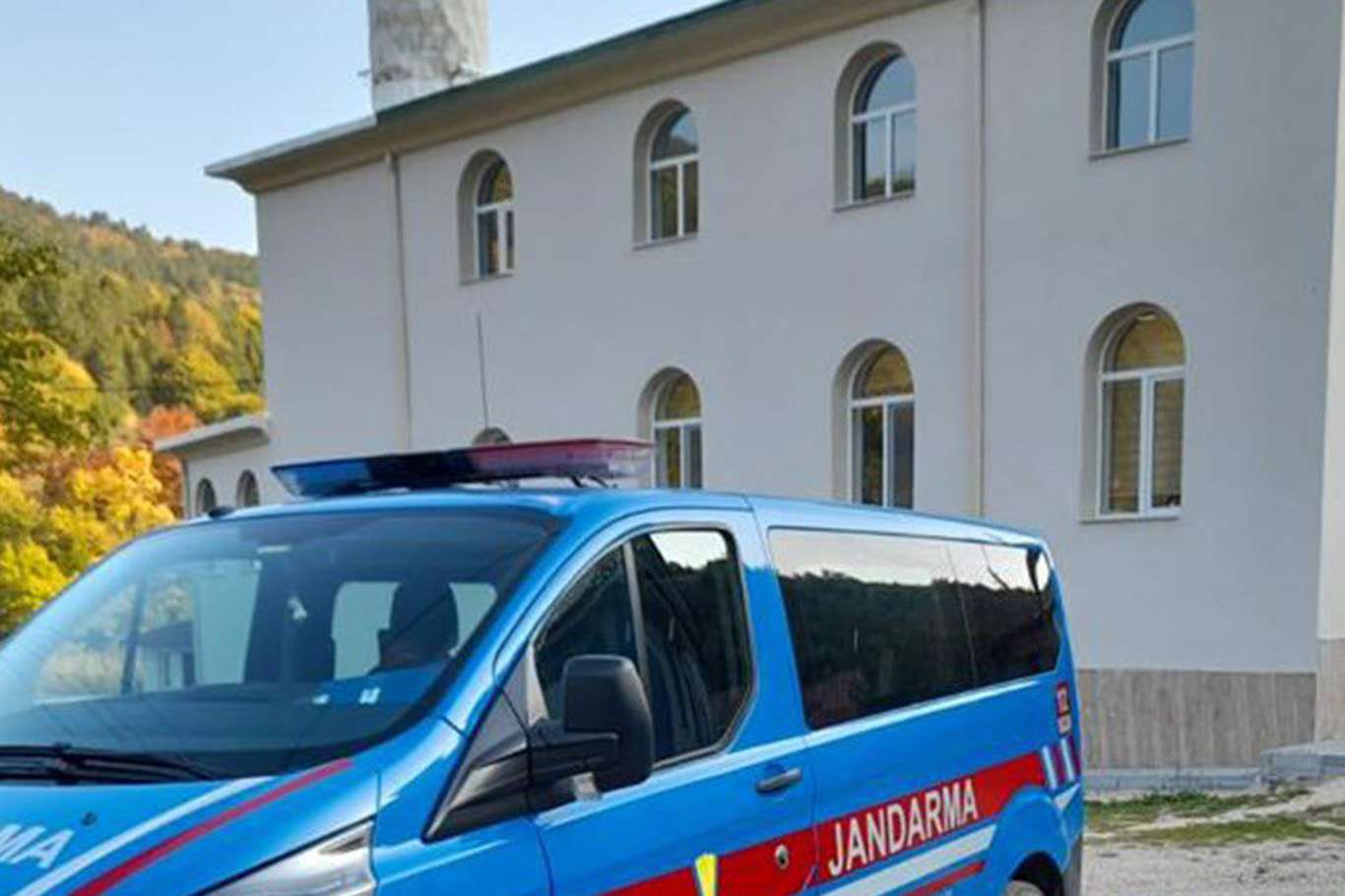Camilerden halı çalan hırsızlar yakalandı