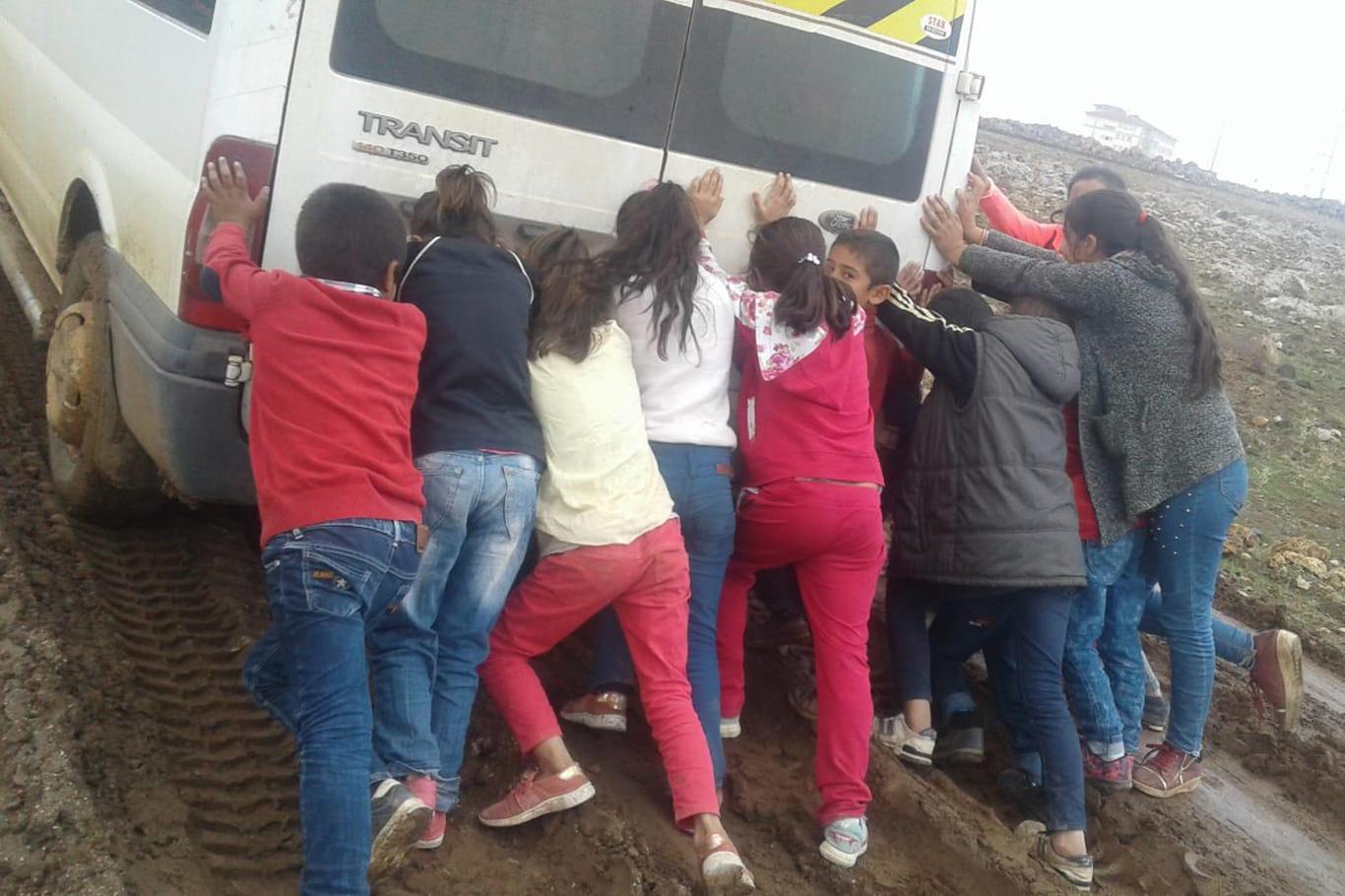 Çamura saplanan okul servisini öğrenciler çıkardı