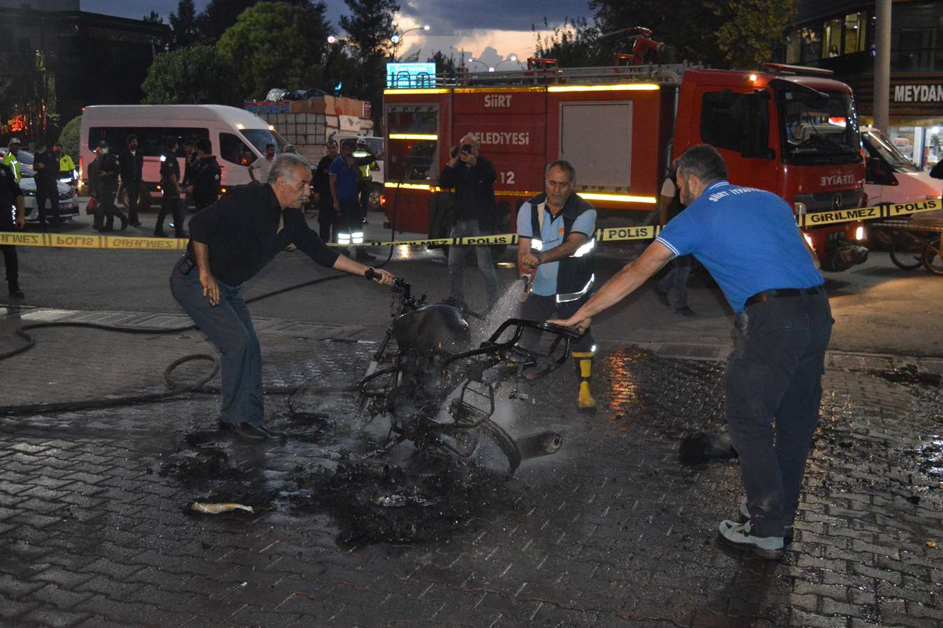 Ceza yazılmasına kızan sürücü motosikletini cadde ortasında ateşe verdi