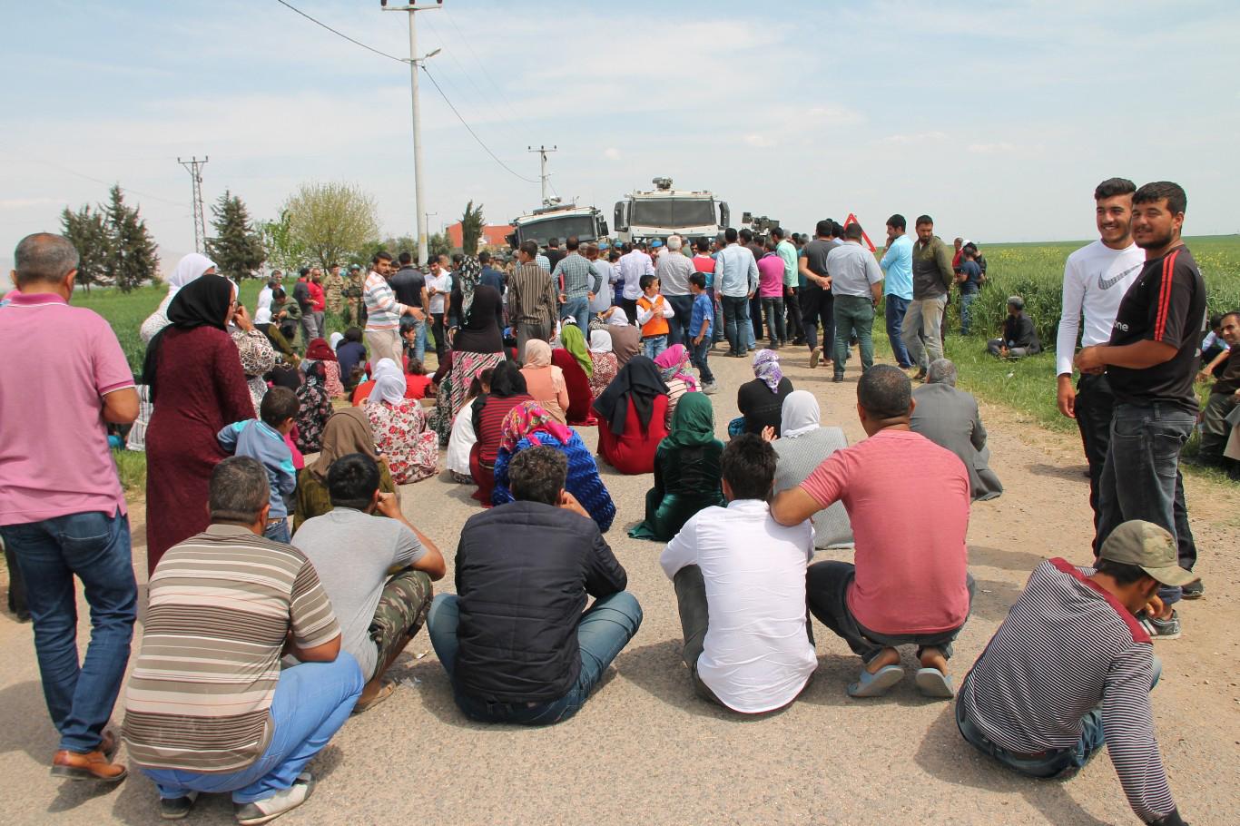 Çiftçiler yolu kapatarak DEDAŞ ekibini köye almadı