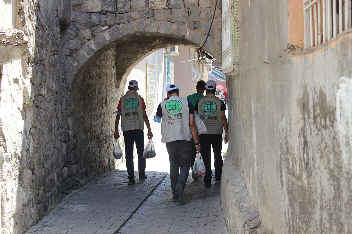 Cizre Umut Kervanı ihtiyaç sahibi ailelere kurban eti ulaştırdı
