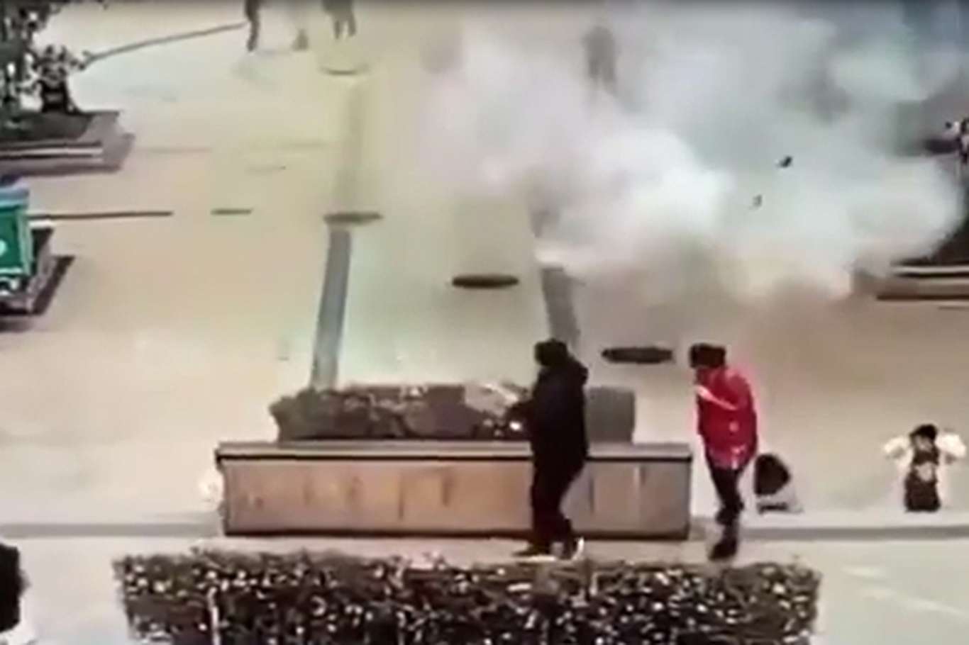 Çocuğun kanalizasyona attığı torpil kapakları havaya uçurdu