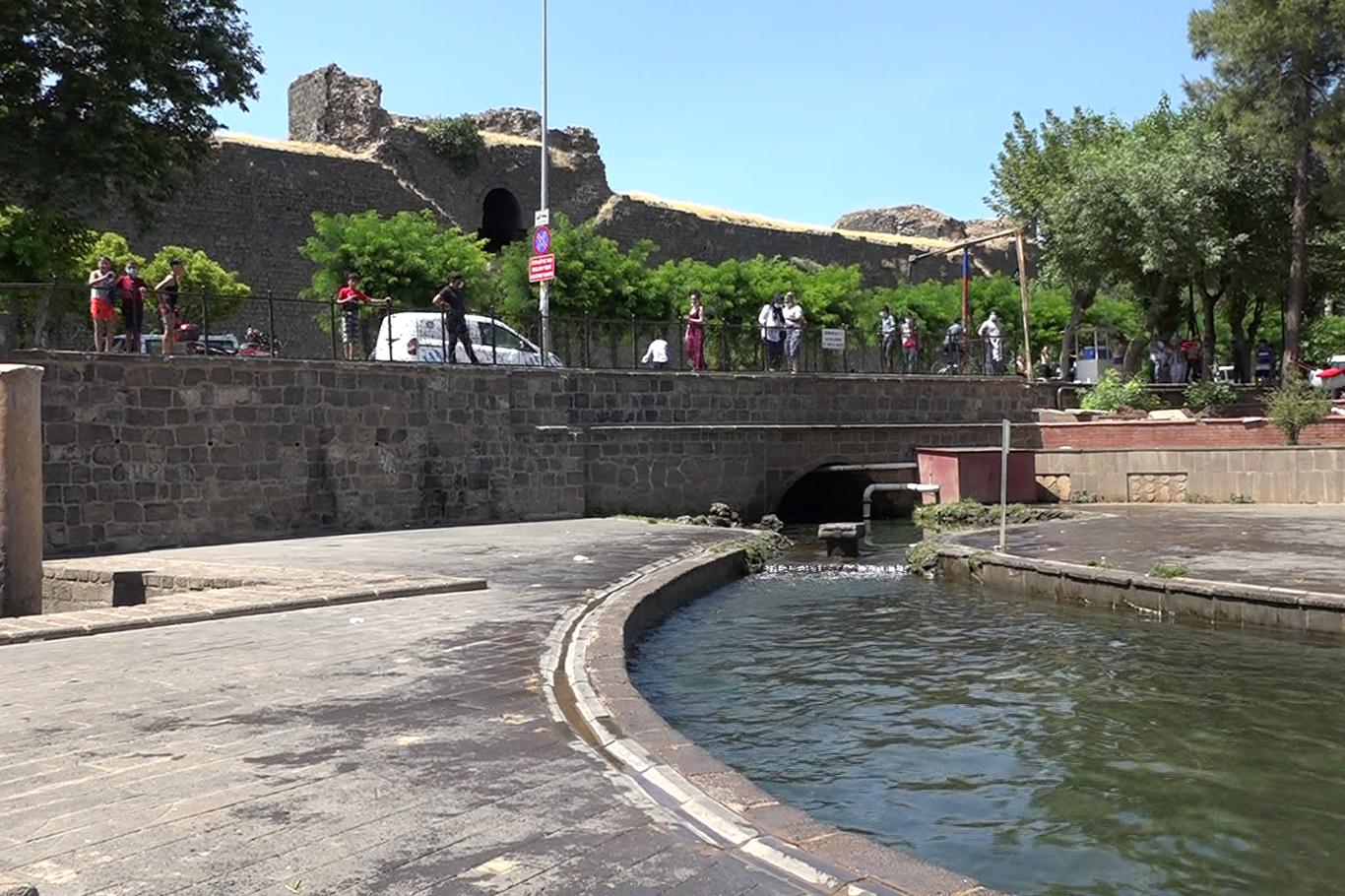  Çocuklar, Anzele suyuna girmesin diye polis nöbet tutuyor