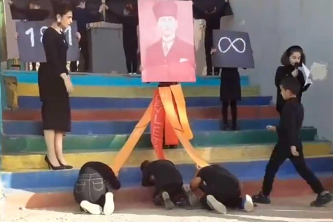 Çocukları Mustafa Kemal'e secde ettirdiler