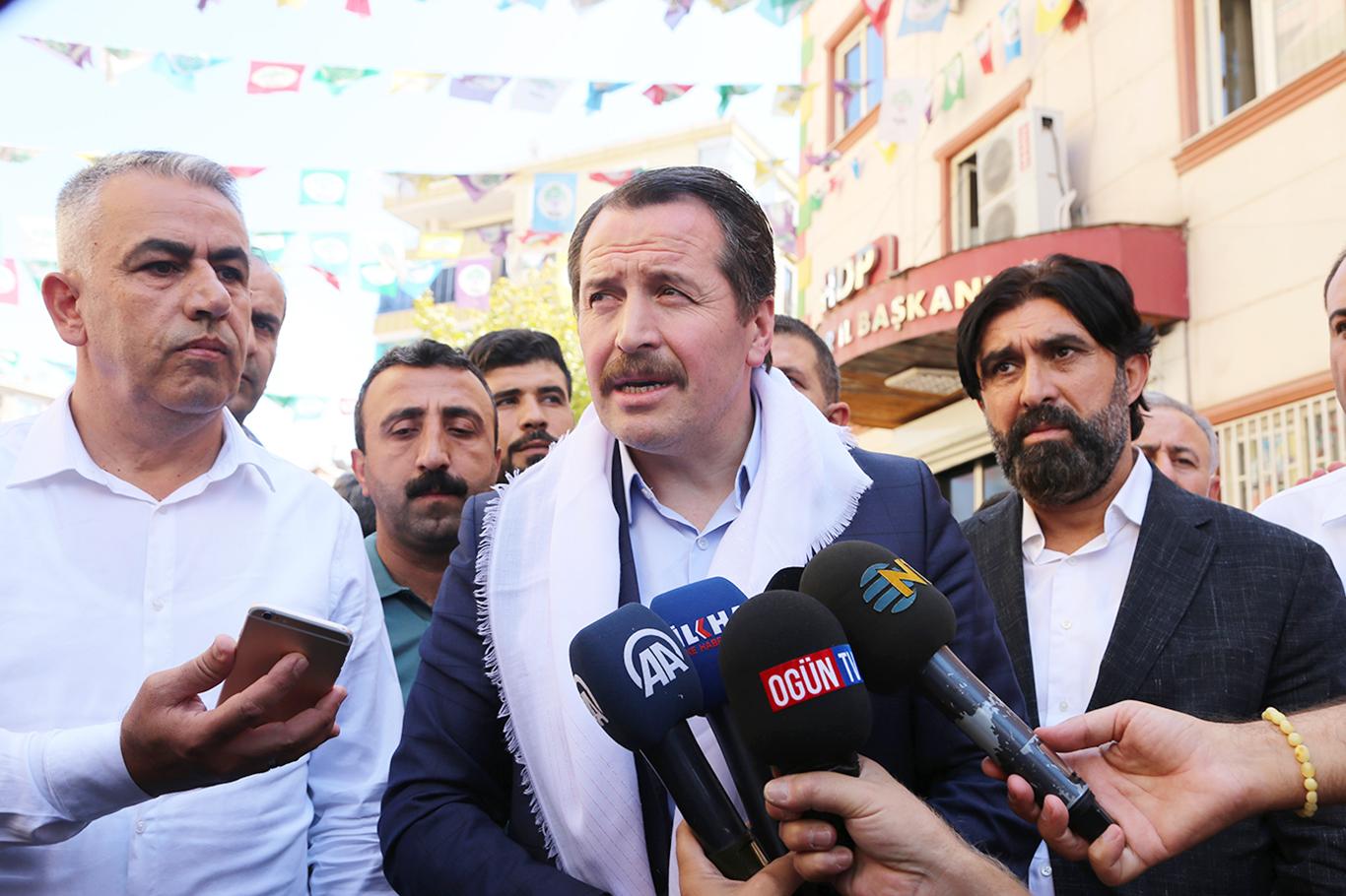  "Çocukların eli silah değil kalem tutmalı"