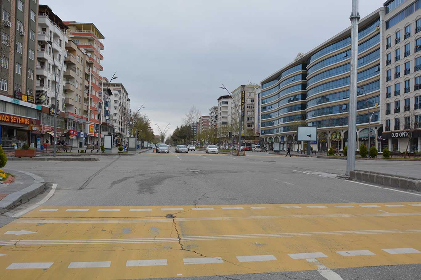 Coronavirus nedeniyle Batman'ın en kalabalık sokak ve parkları boşaldı