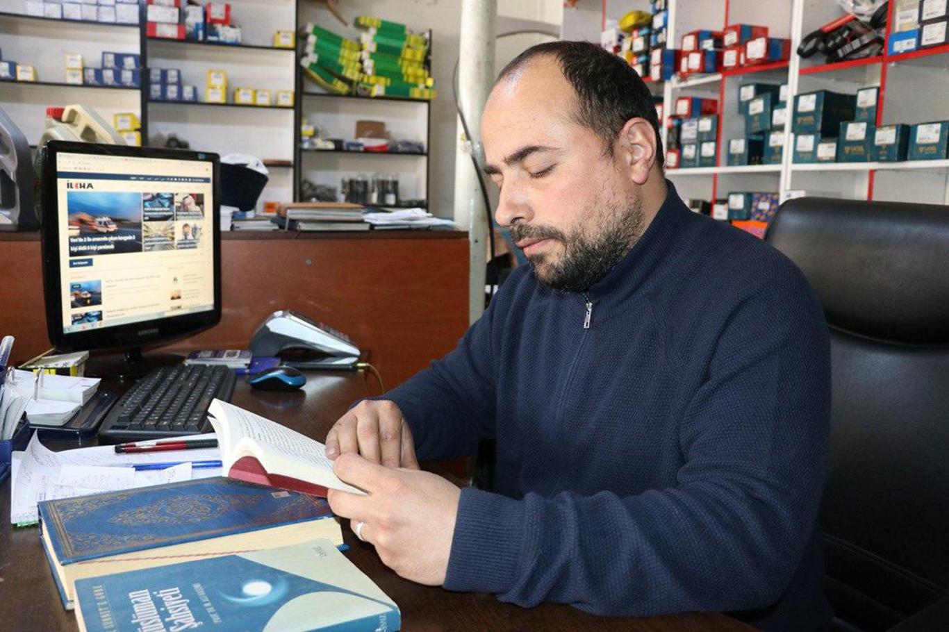 Coronavirus nedeniyle işleri düşen esnaf boş vakitlerini kitap okuyarak geçiriyor