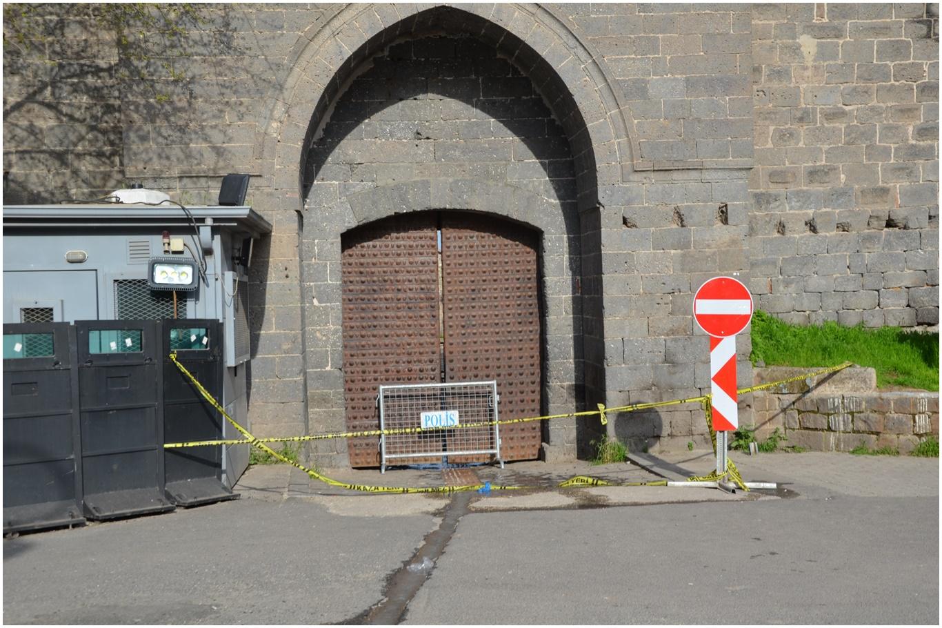 Covid-19'dan dolayı kapalı olan cami önünde dua edip Kur'an okudular