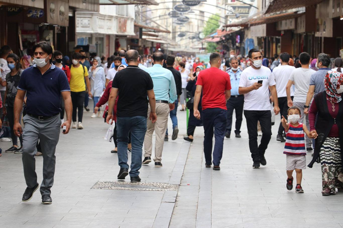 Covid-19 vakalarının arttığı Gaziantep’te kurallar dikkate alınmıyor