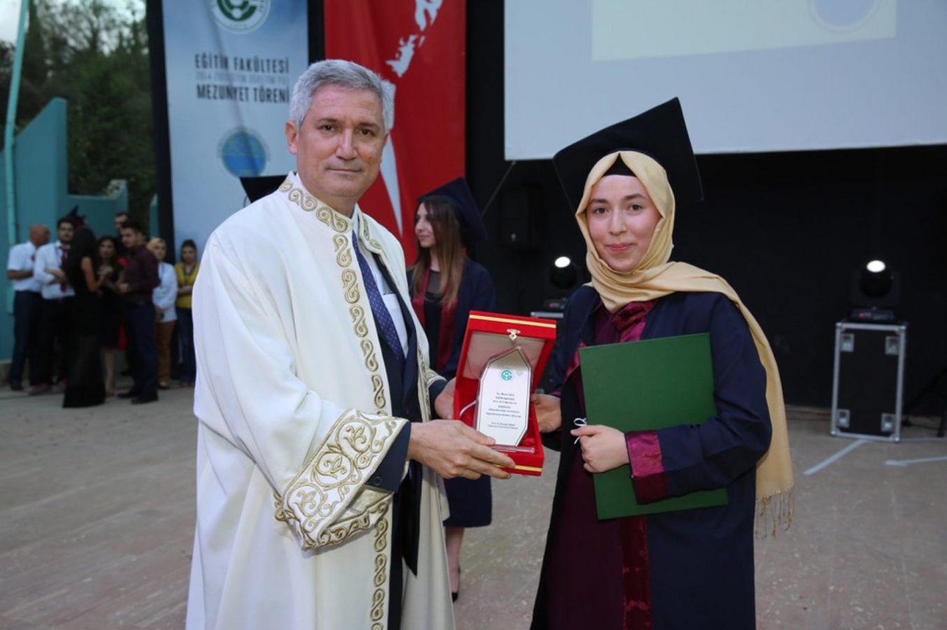 ÇÜ’de başörtülü öğrencilerin başarıları dikkat çekti