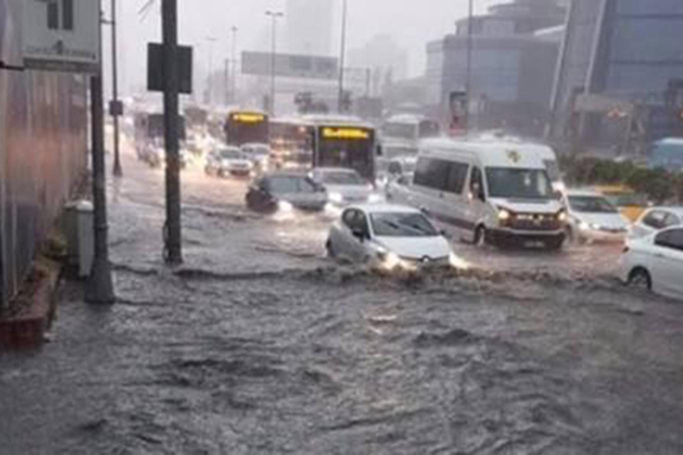 İstanbul'da sağanak sele neden oldu: Bir ölü