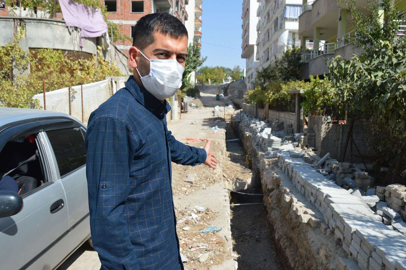 DEDAŞ’ın enerji nakil hattı için açtığı çukurlar vatandaşı mağdur ediyor