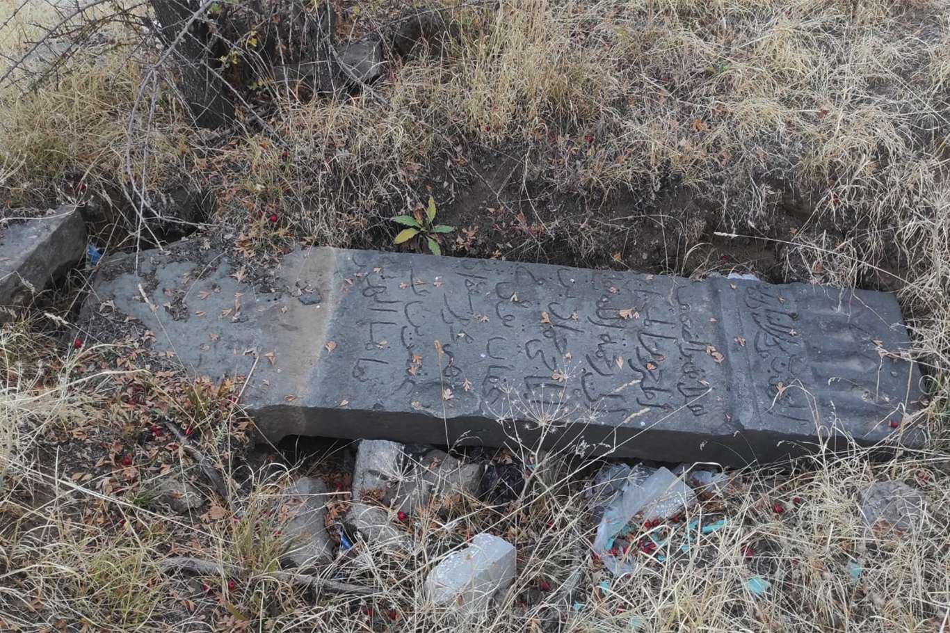 Defineciler tarihi mezarlıkları tahrip ediyor