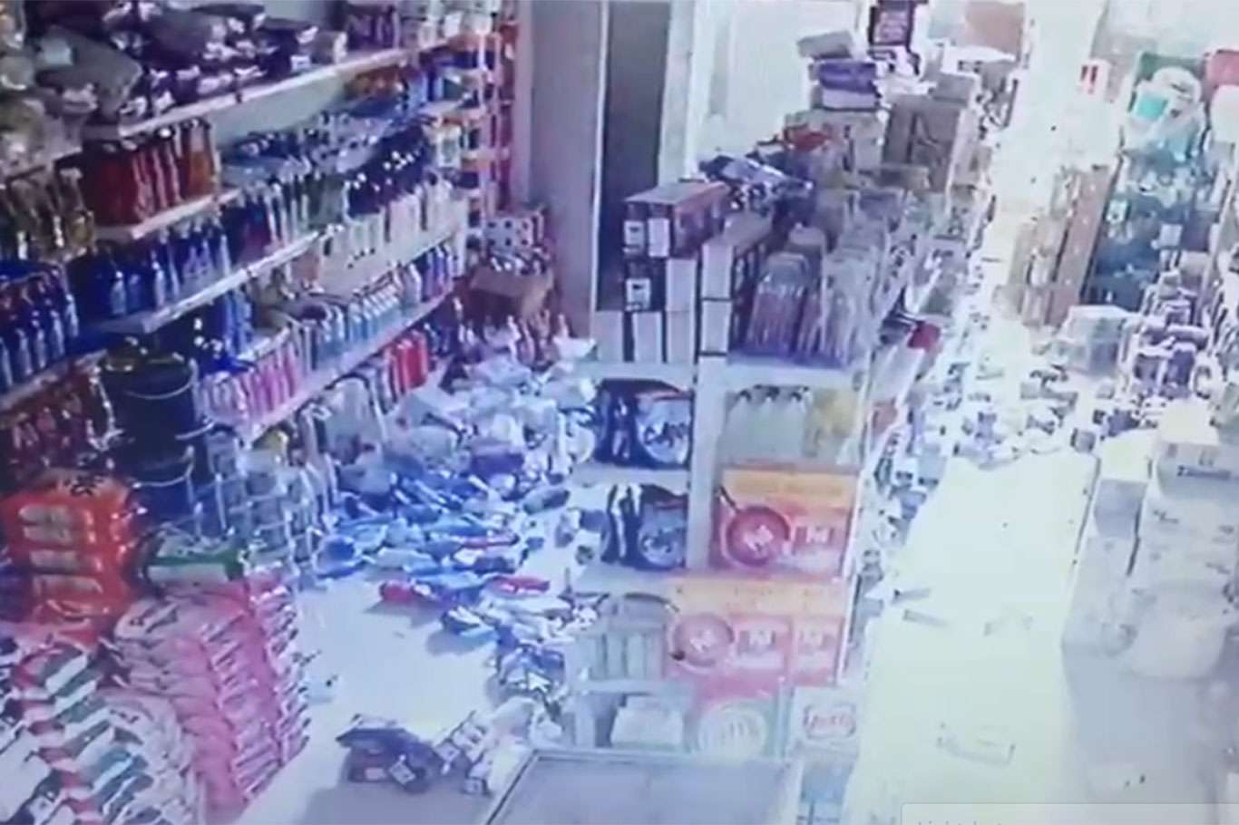 Siirt'te deprem anı bir iş yerinin güvenlik kamerasına yansıdı