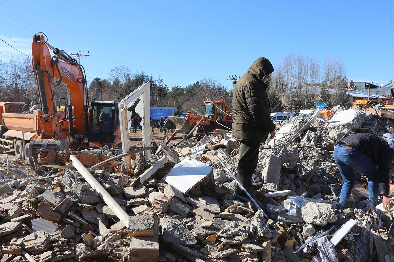 Depremde hayvanları telef olanlara hayvan ve yem desteği verilecek