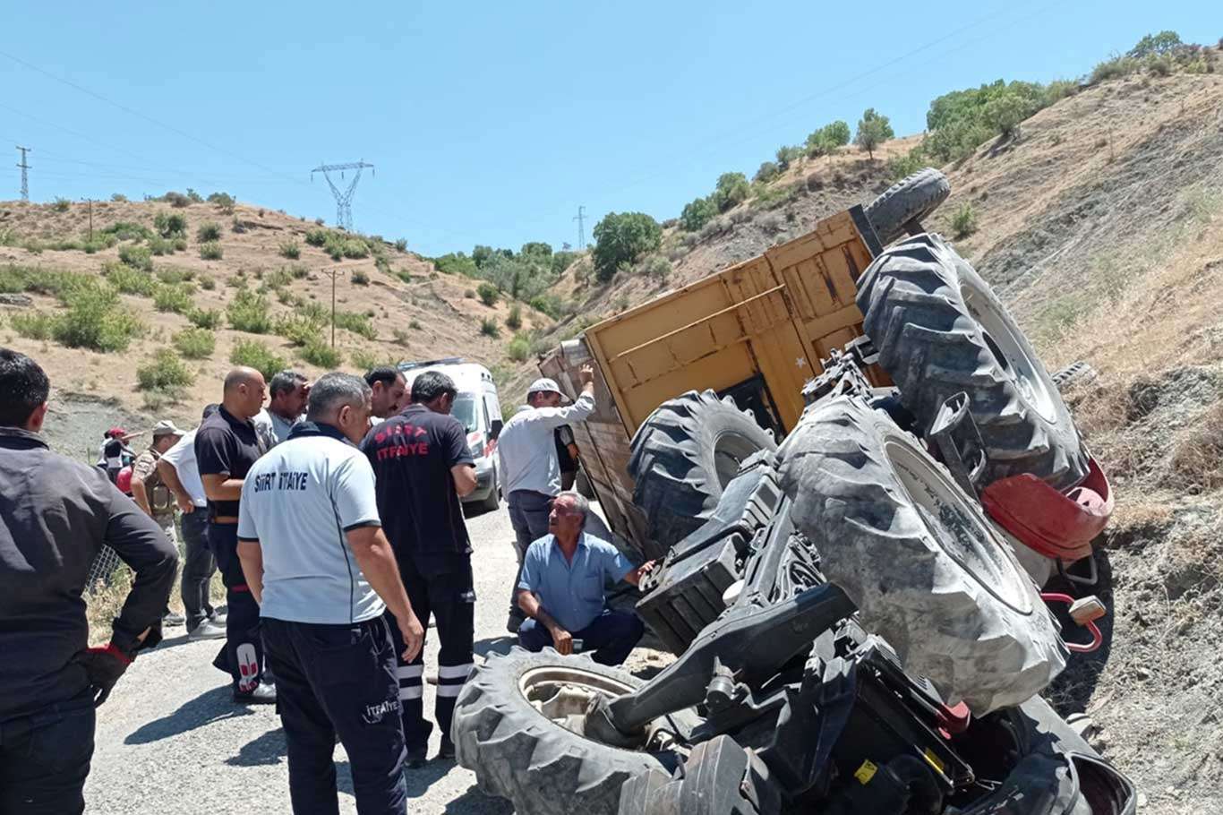 Devrilen traktörün altında kalan genç vefat etti