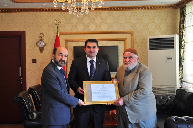 Diyanet’ten hayırsever amcaya takdir belgesi