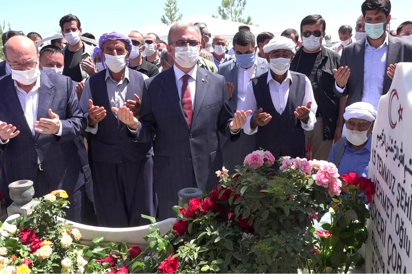 Diyarbakır’da 15 Temmuz şehitleri kabirleri başında anıldı