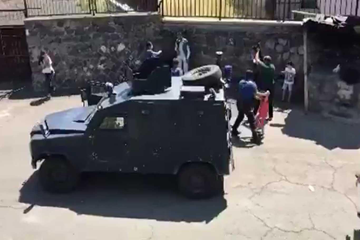 Diyarbakır'da evden uzaklaştırılan baba 3 çocuğunu bıçakla rehin aldı