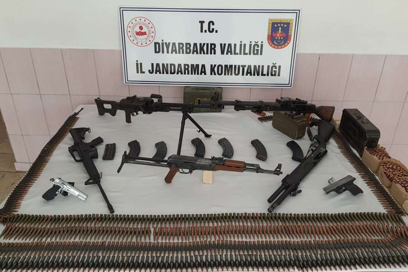 Diyarbakır'da tabut içerisine gizlenmiş çok sayıda mühimmat ele geçirildi