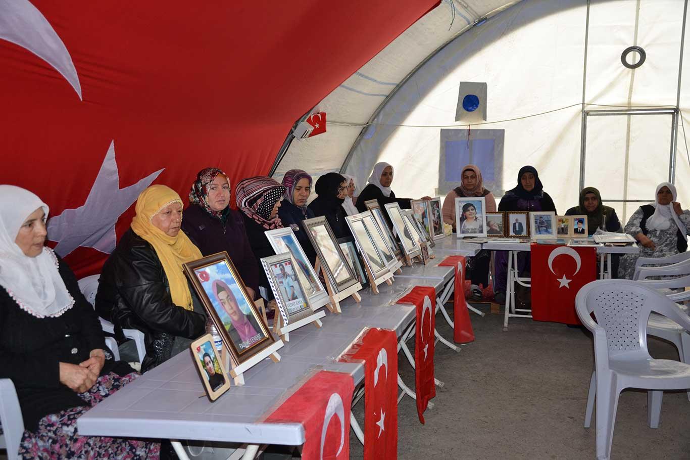 Diyarbakır'daki evlat nöbetine 2 aile daha katıldı