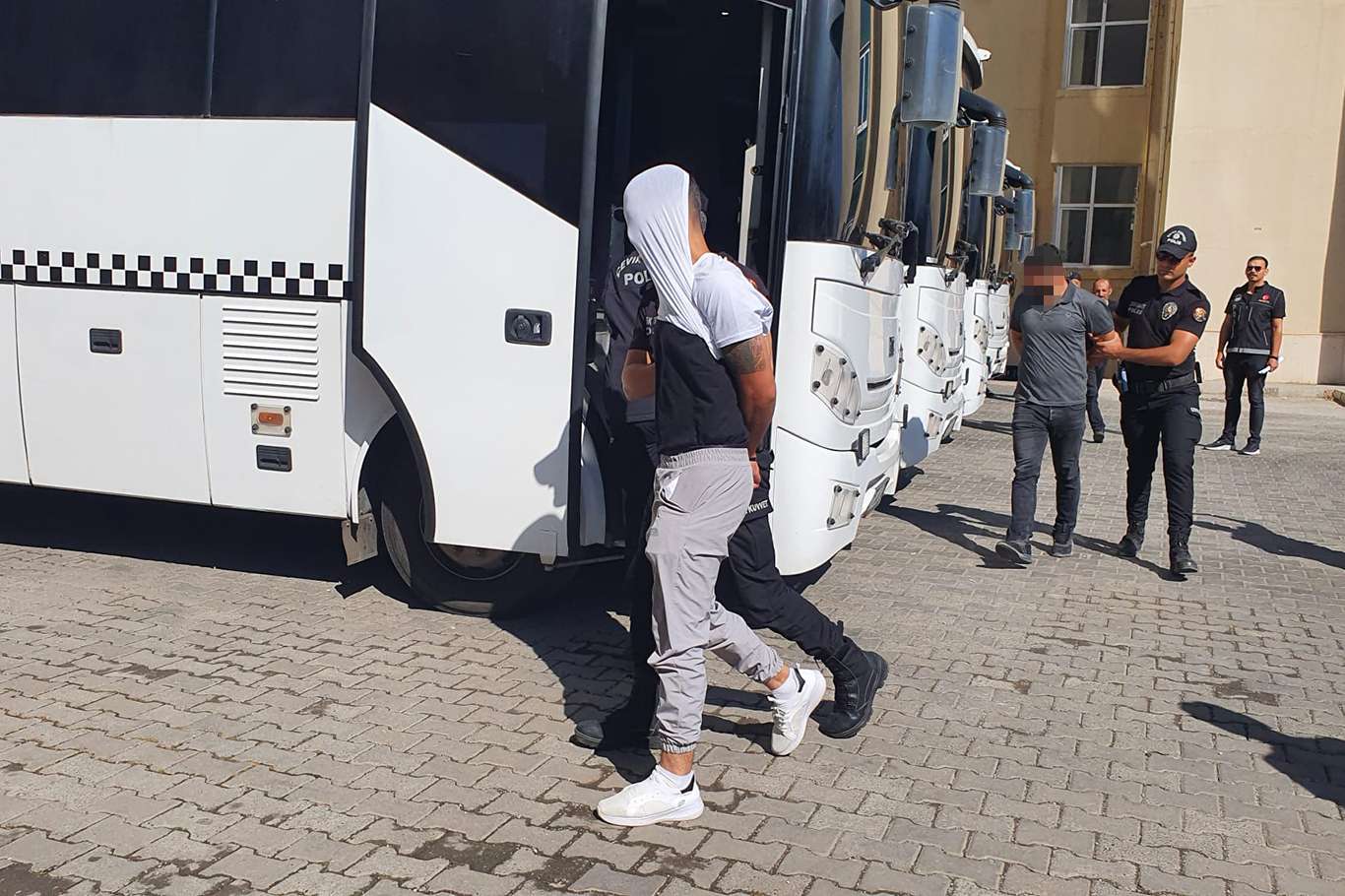 Diyarbakır'daki uyuşturucu operasyonunda yakalanan şüpheliler adliyeye getirildi
