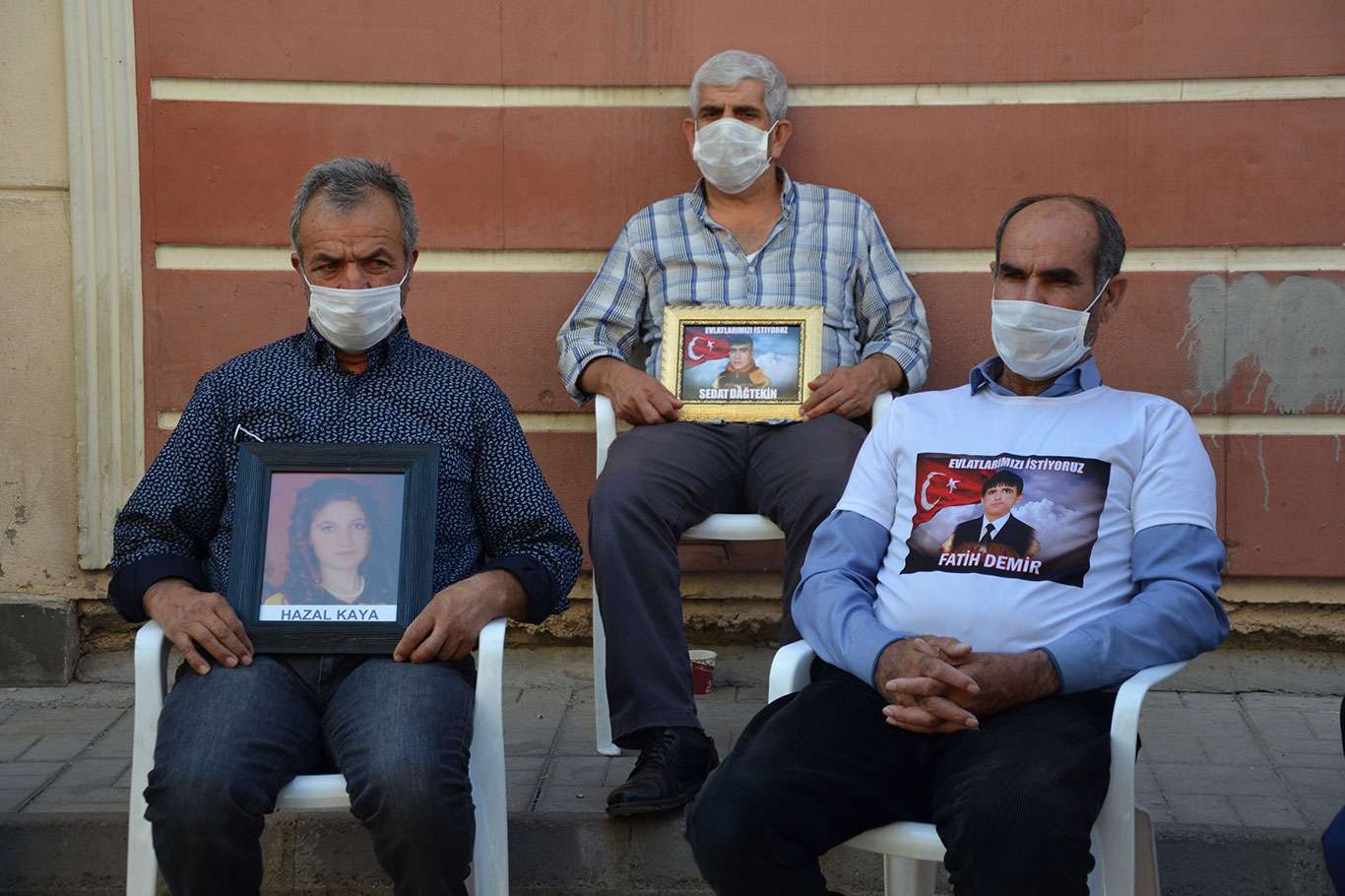 HDP Diyarbakır İl Binası önündeki evlat nöbetine bir aile daha katıldı
