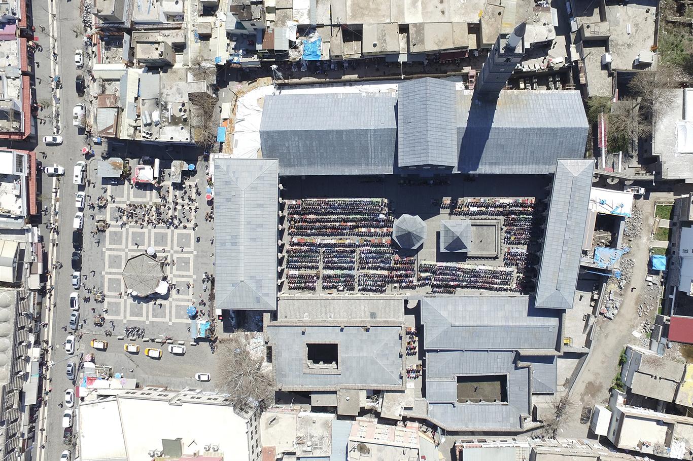 Diyarbakır Ulu Camii'nde Cuma namazı ilk defa havadan görüntülendi