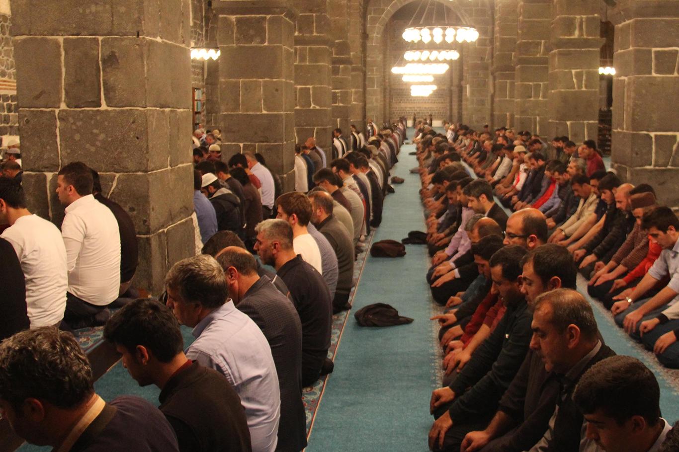 Diyarbakırlılar ilk teravih için huzura durdu