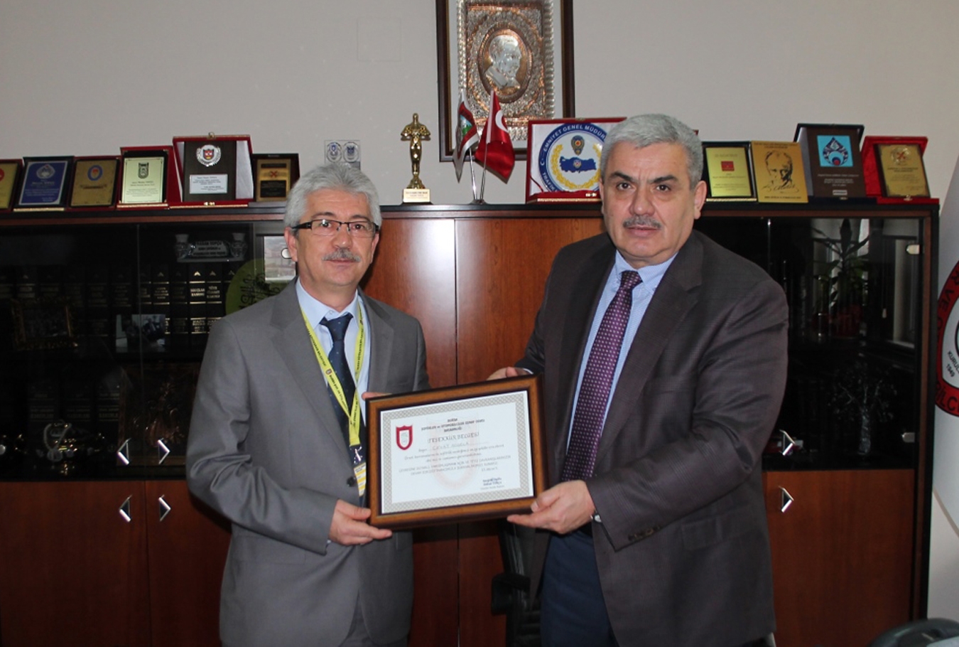Duyarlı taksi şoförlerine teşekkür plaketi verildi