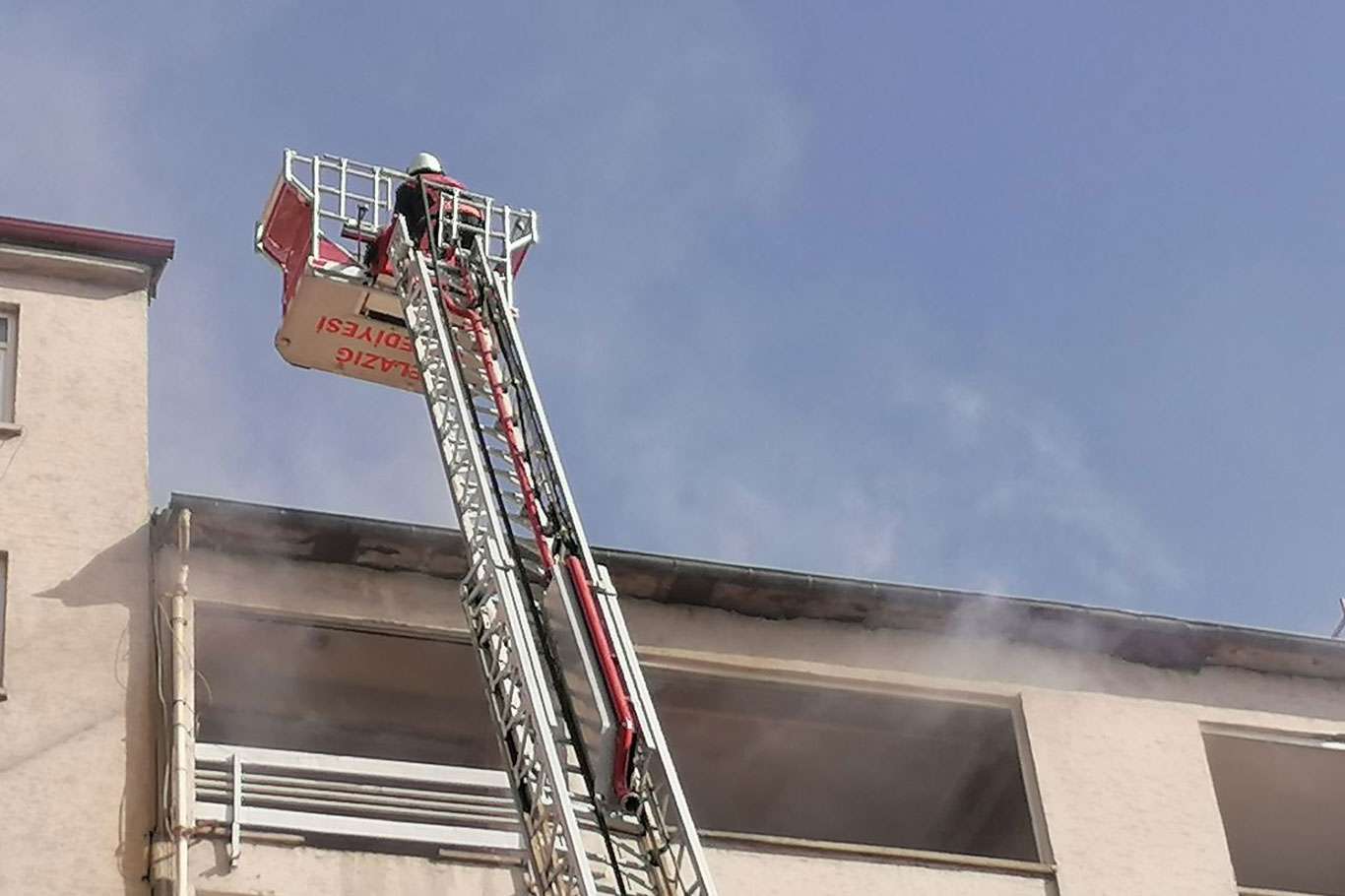 Elâzığ'da ağır hasarlı binada çıkan yangın söndürüldü