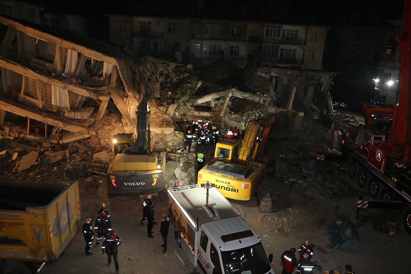 Elazığ’da arama kurtarma çalışmaları gece de sürüyor