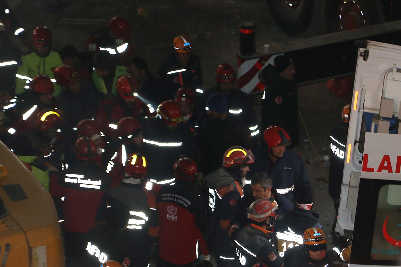 Elazığ'daki depremde bir kişinin daha cansız bedenine ulaşıldı