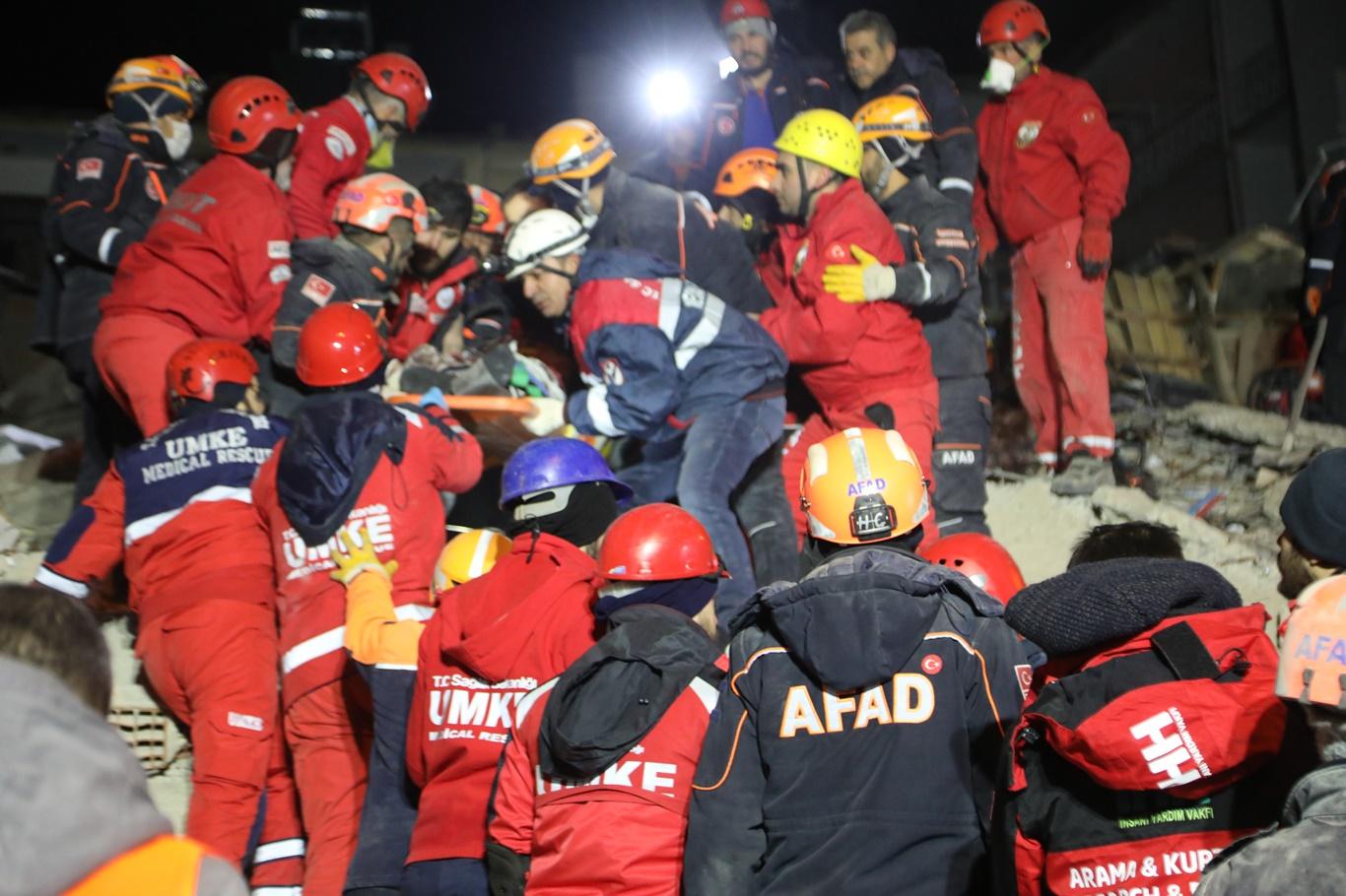 Elazığ'daki depremde enkaz altında kalan 2 kişiye daha ulaşıldı  