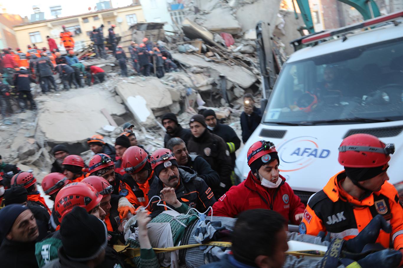Elâzığ Maden'de 11 saat sonra enkazdan 1 kadın sağ çıkarıldı
