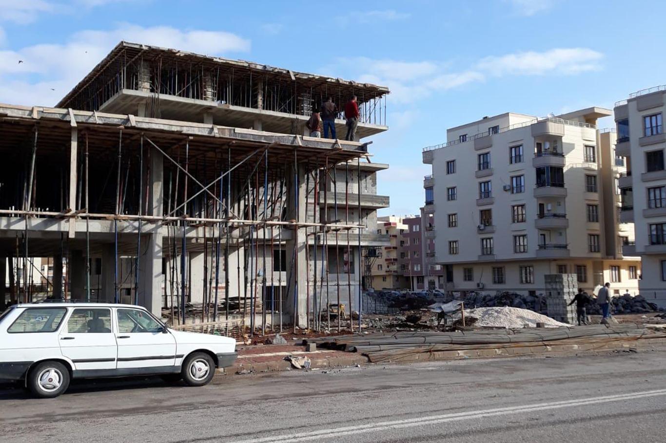 Elektrik akımına kapılan işçi 4'üncü kattan düştü