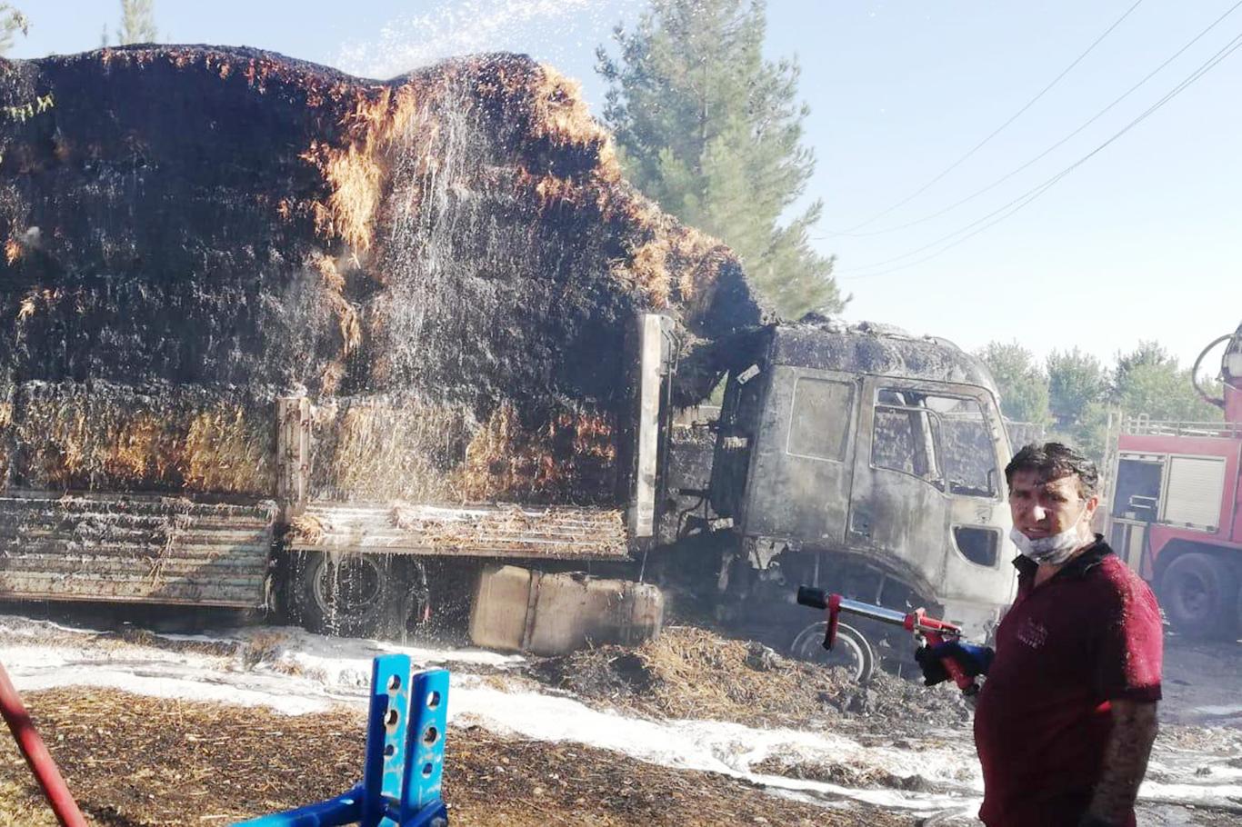 Elektrik tellerine çarpan saman yüklü TIR alev aldı 