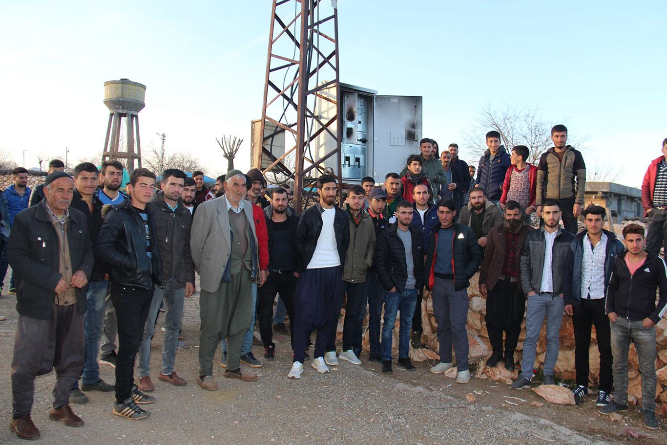 Elektrikleri 40 gündür kesik olan mahalle sakinleri duruma tepkili