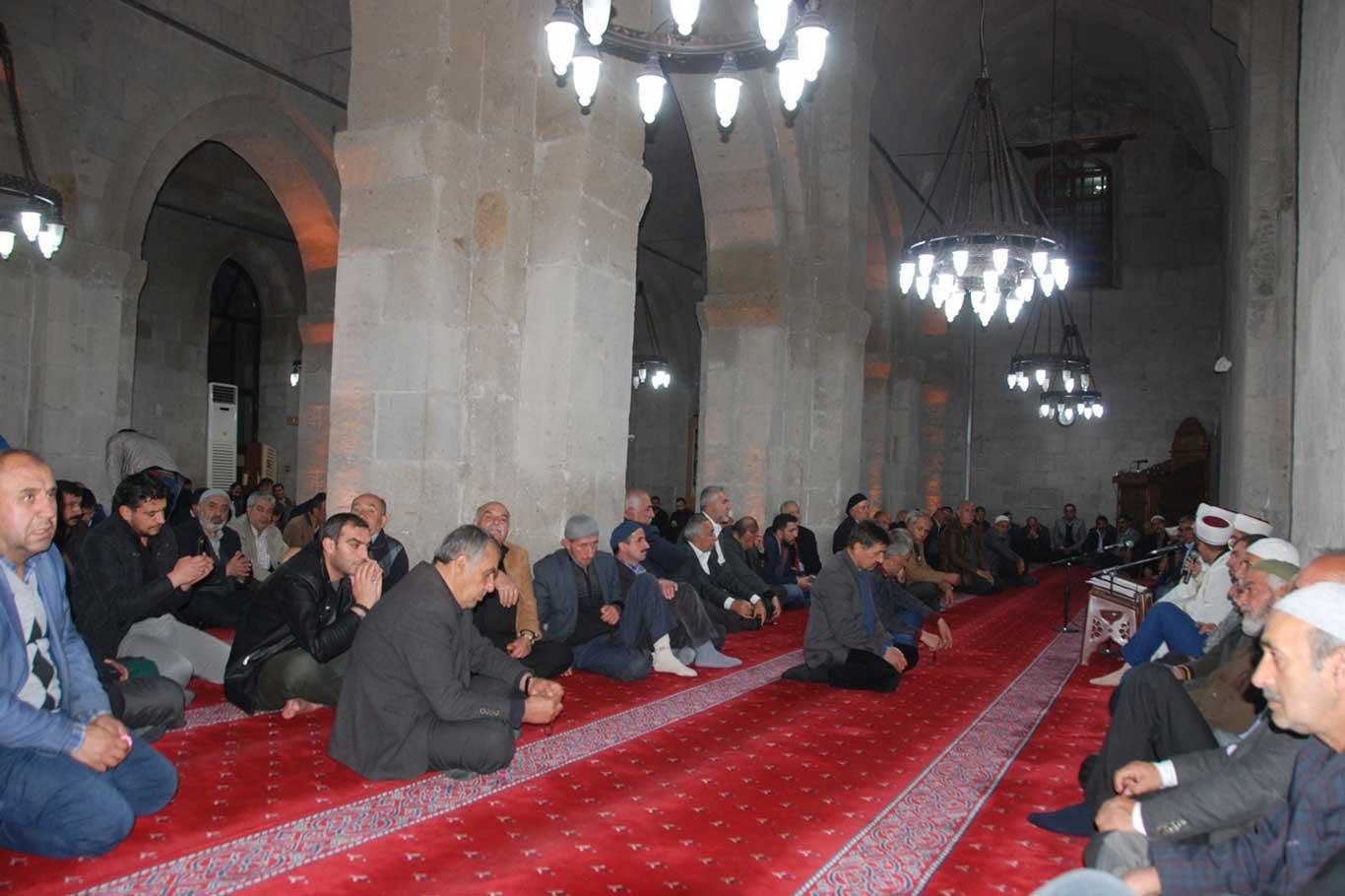 'En önemli görevlerimizden bir tanesi de Hazreti Muhammed'in hayatını öğrenerek yaşamak'