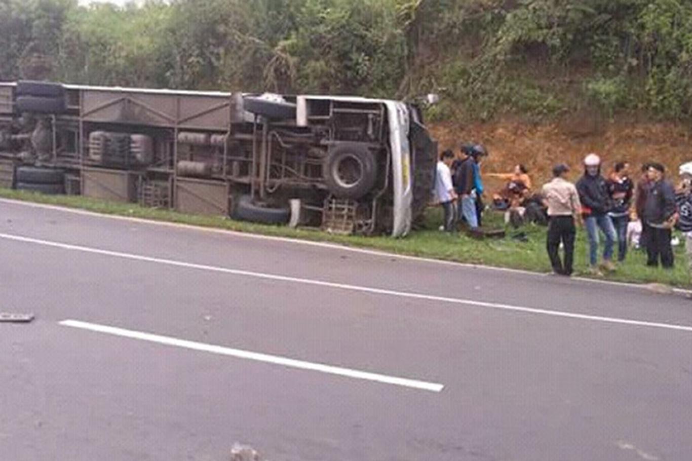 Endonezya’da otobüs kazası: 27 ölü