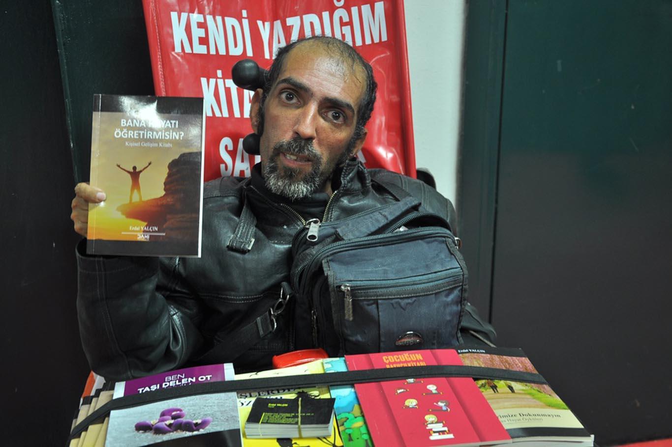 Yazdığı kitaplarla hayata tutunuyor 