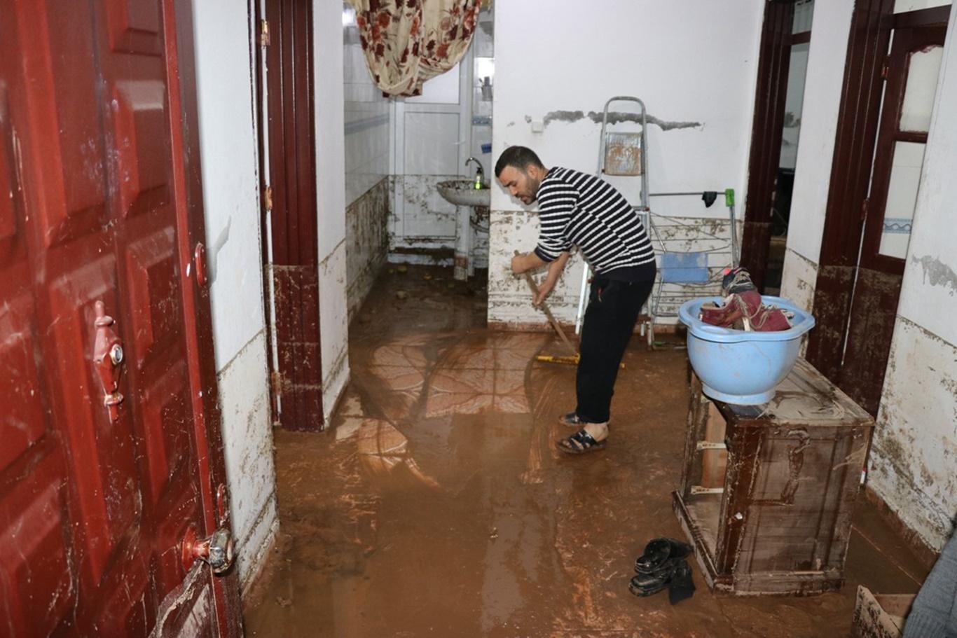 Ev ve işyerleri çamur deryasına döndü