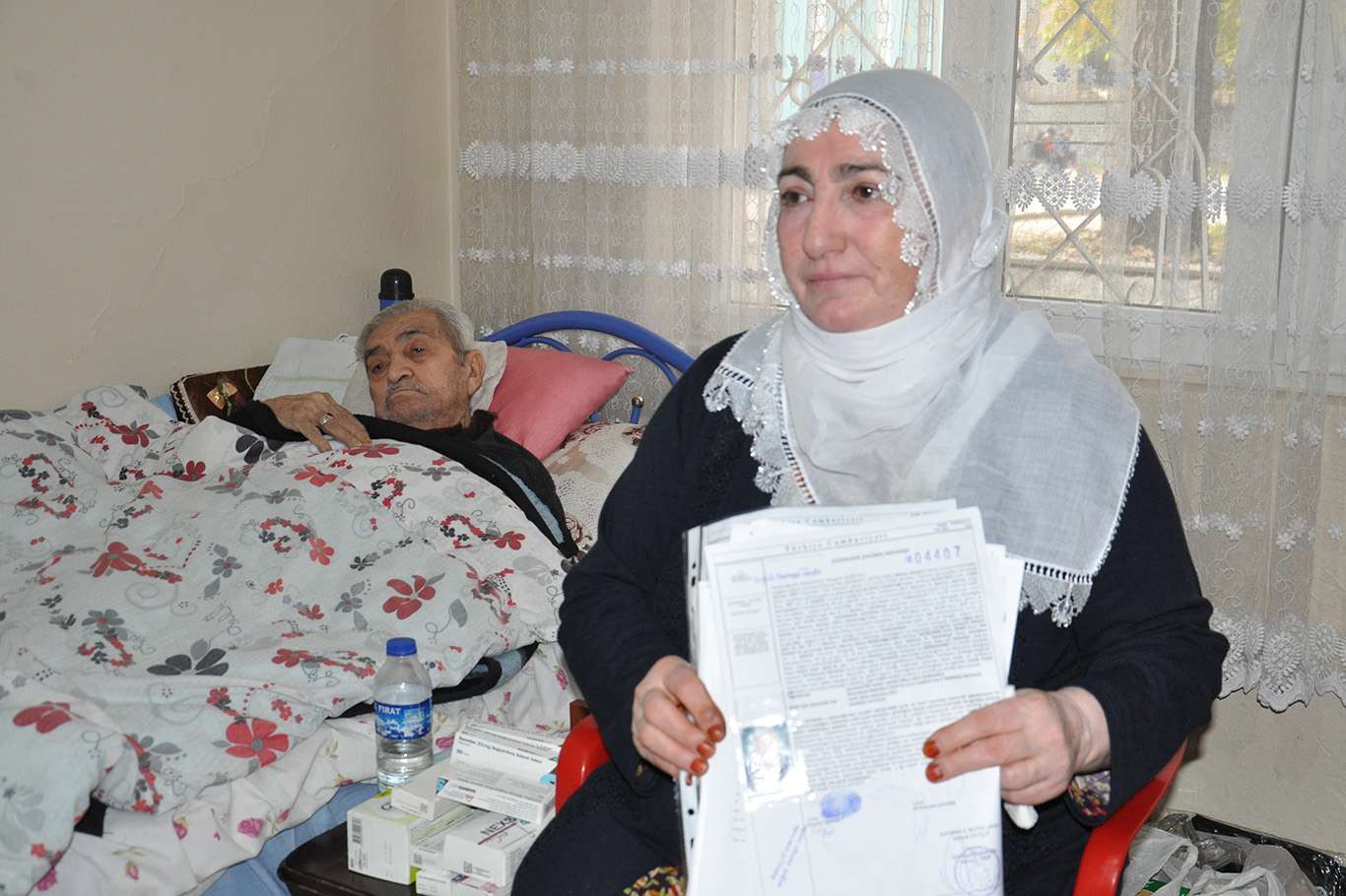 Evde bakım maaşı kesilen yatalak hastanın eşi mağduriyetlerinin giderilmesini istiyor