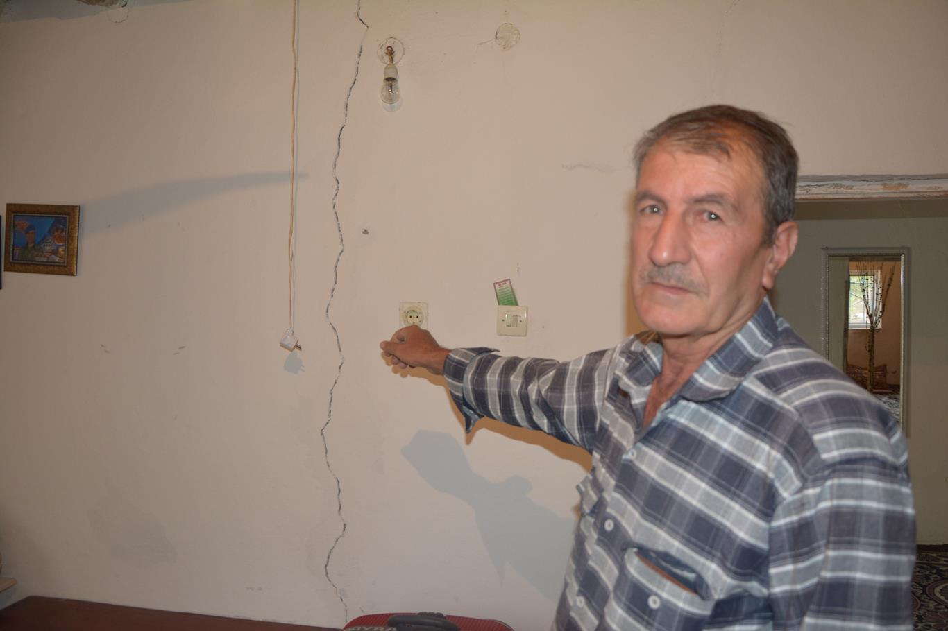 Evi çökme tehlikesi bulunan mağdur aile yardım bekliyor