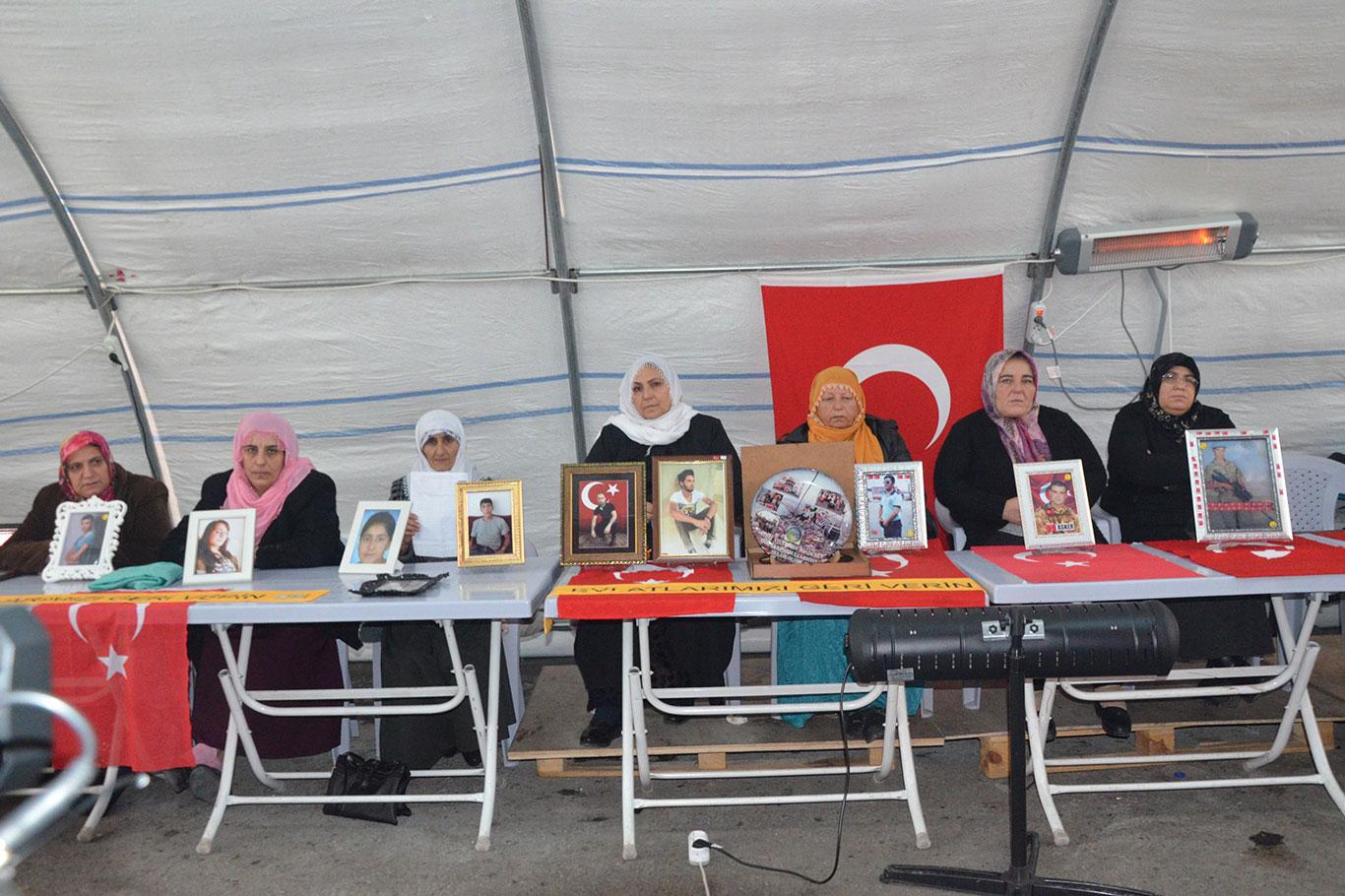 Evlat nöbetindeki aileler: Çocuklarımızın hayaliyle uyuyup kalkıyoruz
