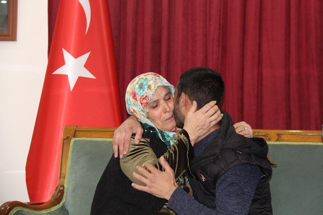 Evlat nöbetindeki ailelerden biri daha çocuğuna kavuştu