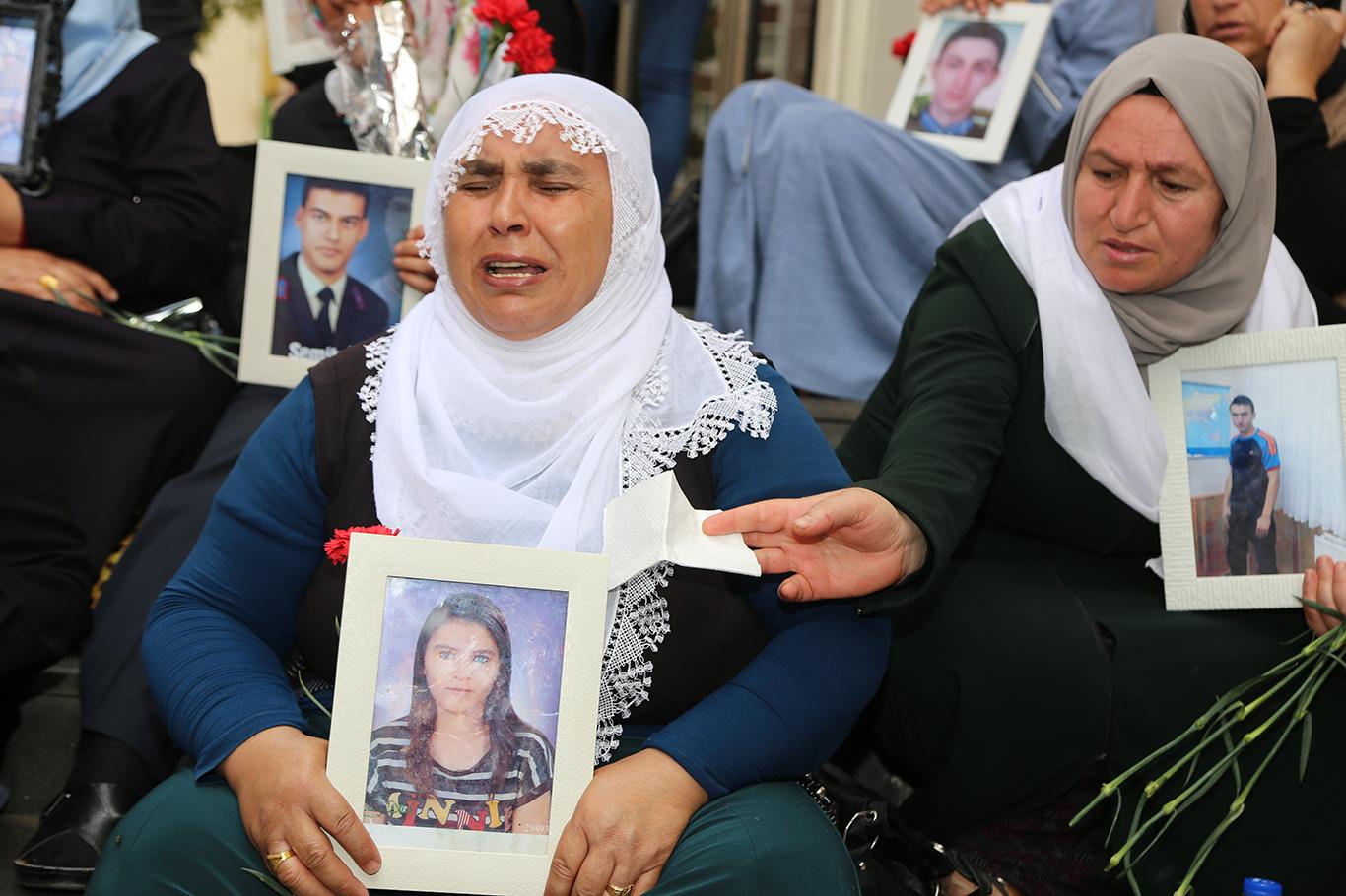 Evlat nöbetindeki anne derdini ağıtla anlattı